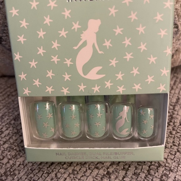 Red Aspen Nail Dashes in Star of the Sea Mermaid NEW - Picture 2 of 4